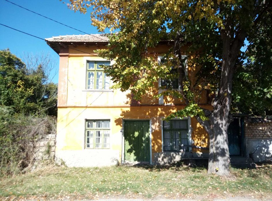 Двуетажна къща с фотоволтаици