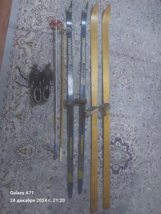 Продам лыжи ботинки