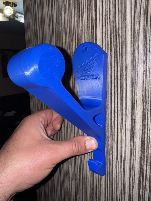 Стойки за каска и раницa Honda Suzuki Yamaha Kawasaki BMW и Ducati