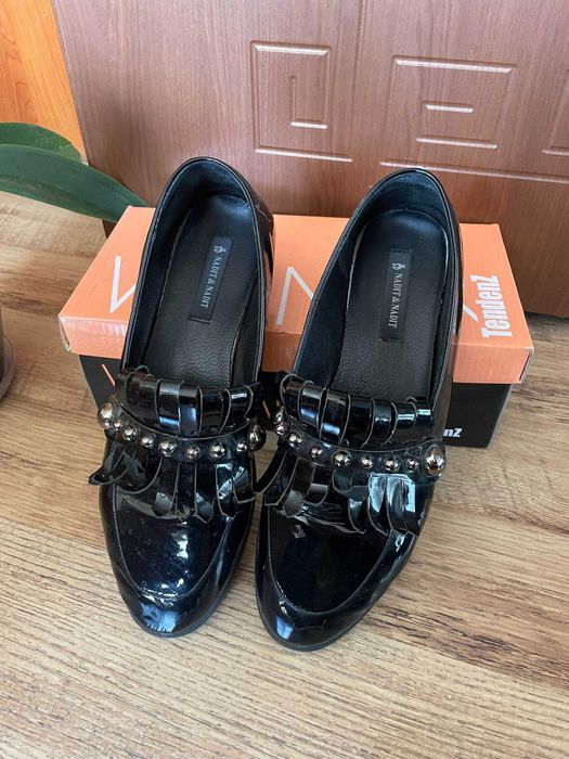 Елегантни пантофи в  лачено черно. Номер 40.