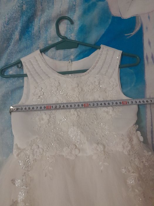 Бяла шаферска рокля