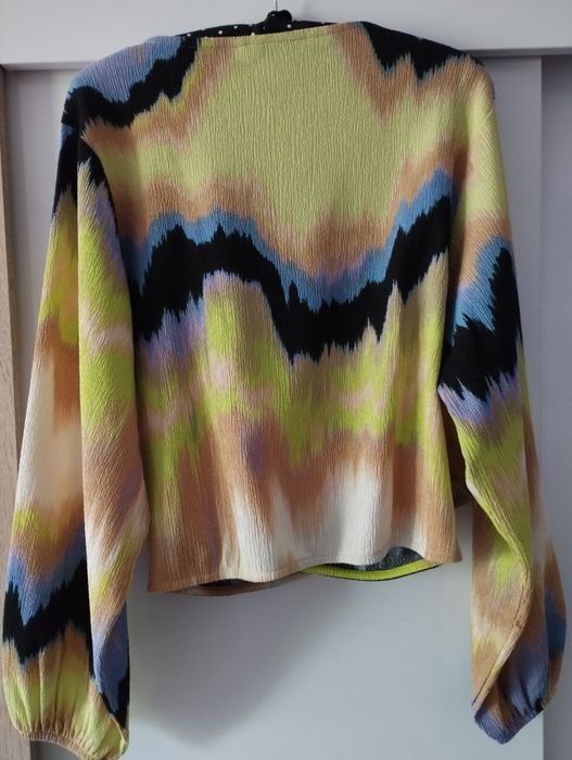 Продавам спортно елегантна дамска блуза