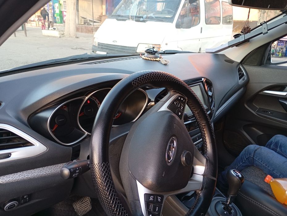 Lada Vesta kross 1.8 robot srochniy sotiladi