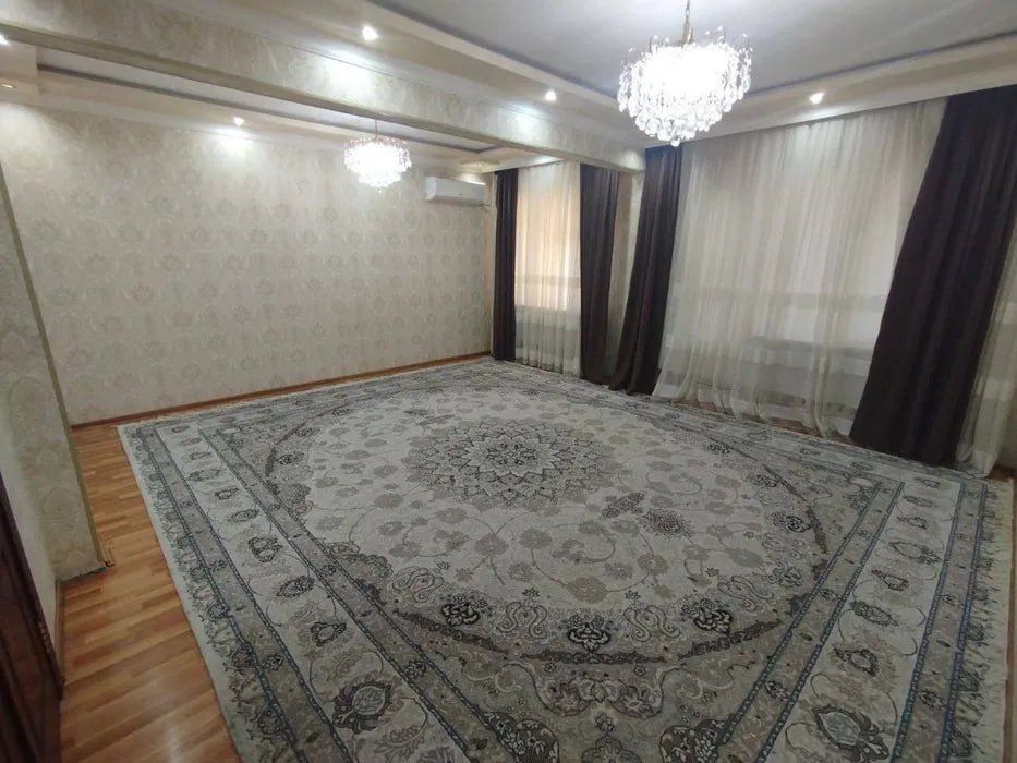 Продаю 4-х комнатную квартиру на Сергели 8а