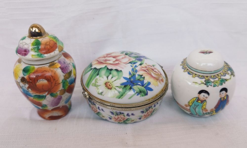 Lot cutie pentru bijuteri si recipiente din porțelan, colectia Regency