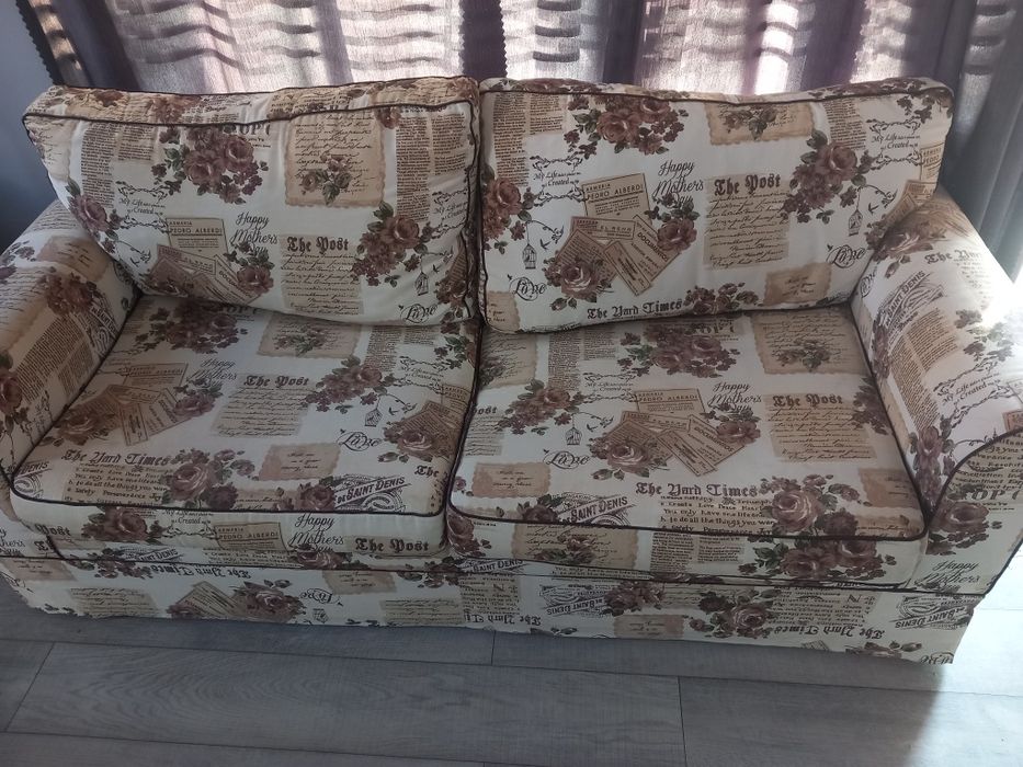 Продавам бутиков двуместен разтегателен диван с два фотьойла.