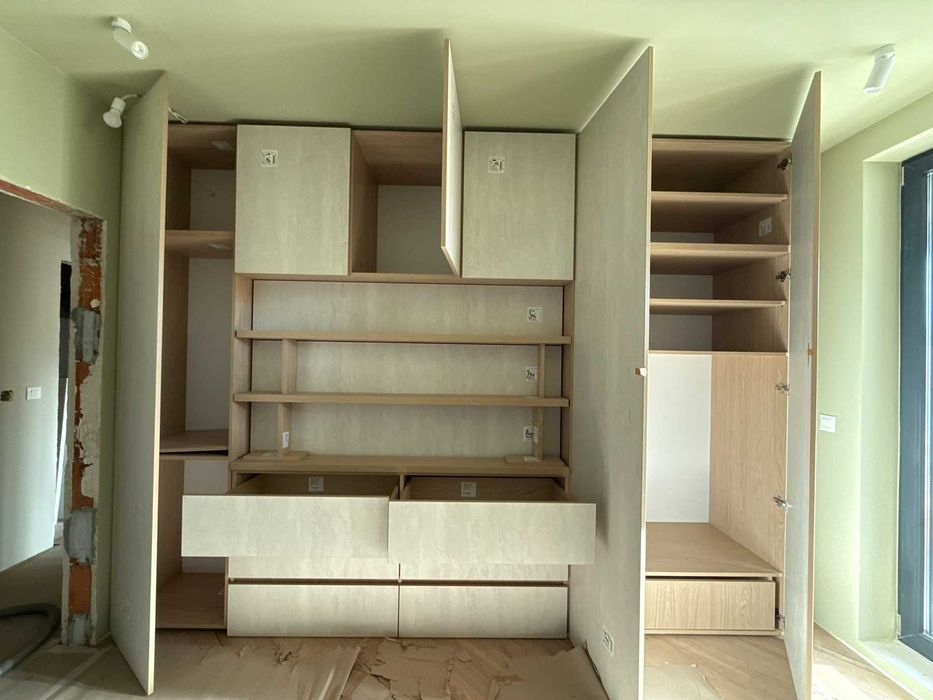 Гардероб със скрин