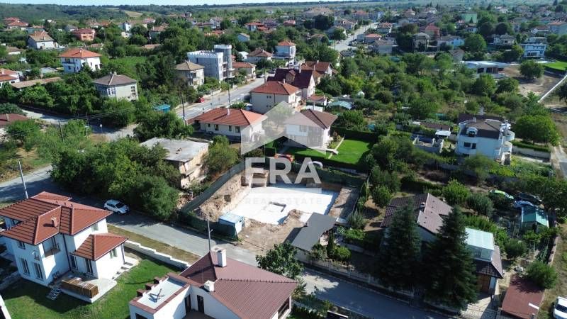 Двустаен апартамент за продажба, с голяма дневна и открито паркомясто,