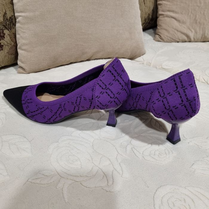 Нови обувки в лилаво и черно с токчета 5 см.Номер 38.