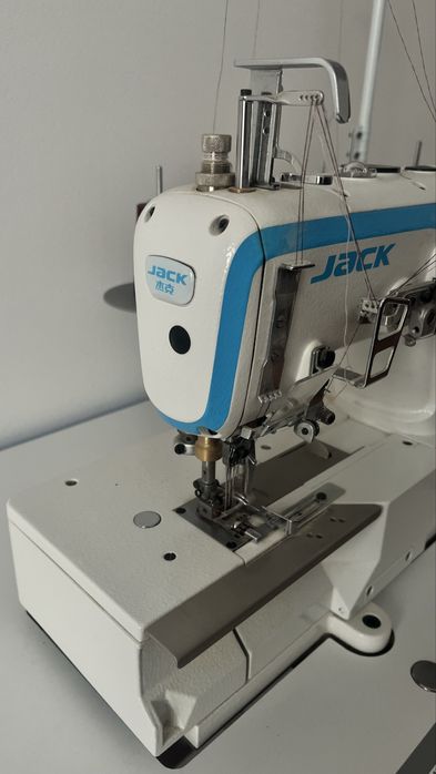 Продаеться промышленный оверлог+ стол