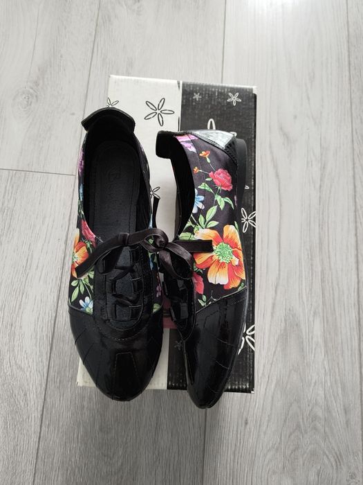 Обувки тип пантофки с връзки