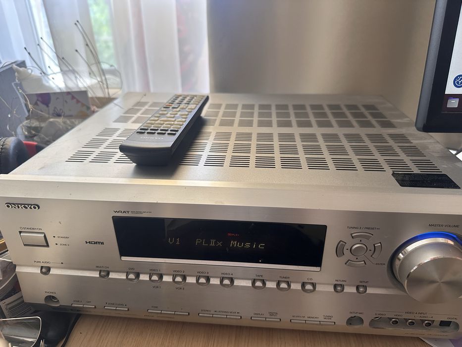 Отличен Onkyo TX-SR604E с дистанционно