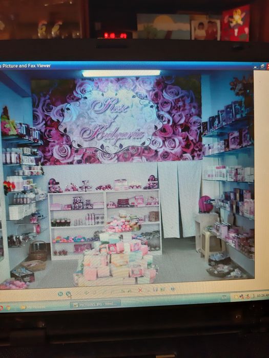 Стъклени рафтове за обзавеждане на магазин около 25 кв.метра.