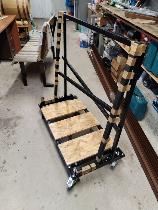 1.Огледало в рамка от метални профили, 2.Поставки за цветя, 3.Количка