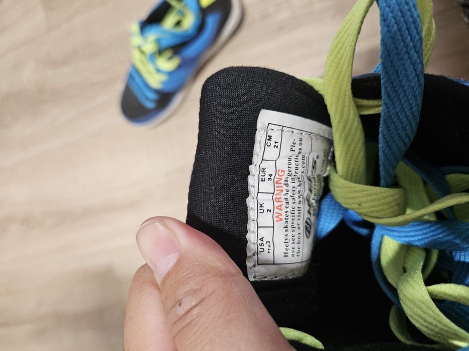 Продам роликовые кроссовки Heelys
