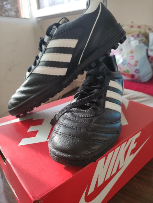 Футболни Бутонки