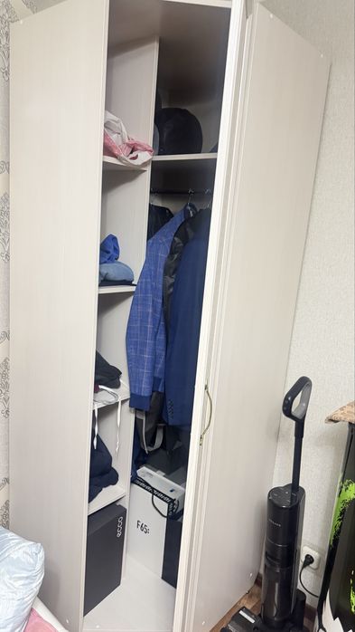 Продам шкаф угловой вместительный