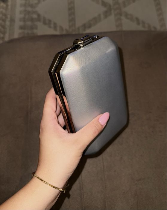 малка елегантна сребриста чанта