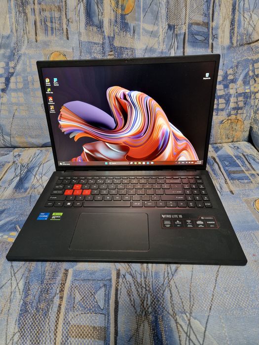 Продавам acer nitro lite 16 в комплект с охлаждаща подложка iets gt300b1 с  включен usb  hub на задня  панел!!!