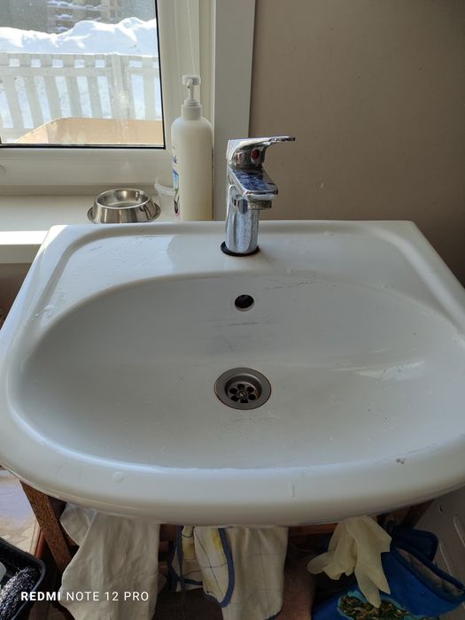 Раковина с краном.