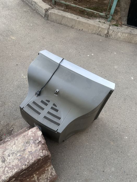 Телевизор старый вроде работает