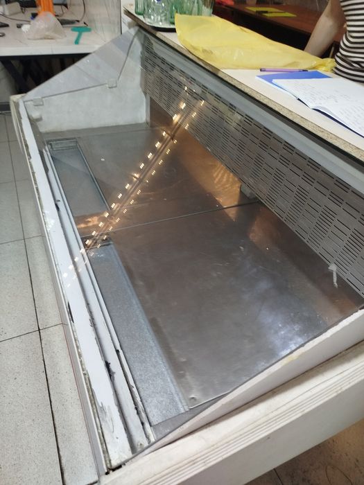 Продам витринный холодильник