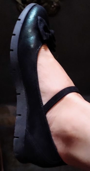 Balerini din piele lăcuită, cu fundiță de piele întoarsă și baretă