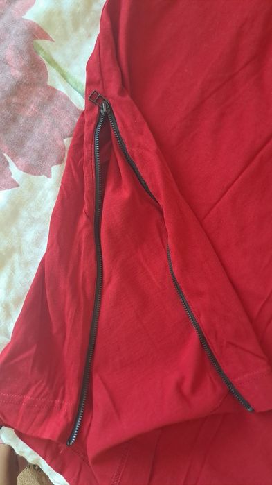 Червена рокля pause