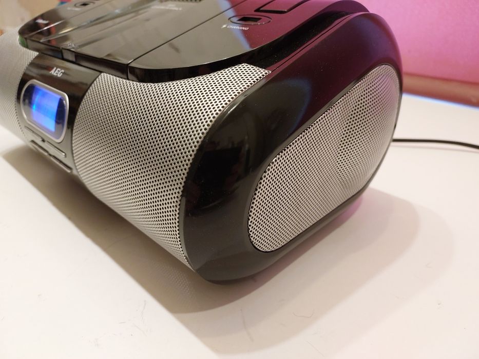 Radio AEG player stereo Cd/MP3/USB/AUX /charger. Stare foarte bună.