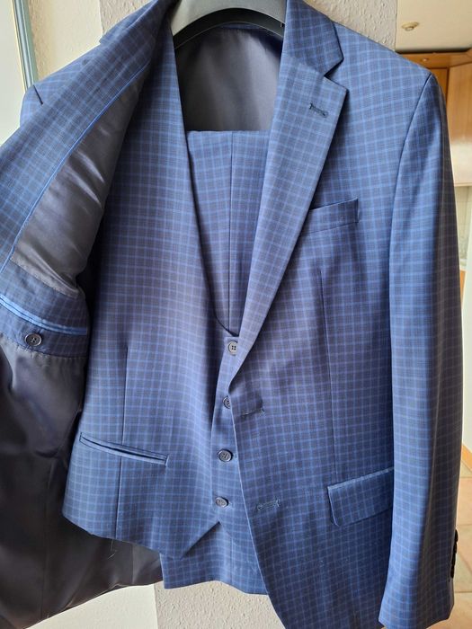 Мъжки костюм от три части, размер 46