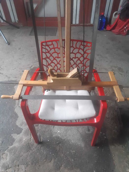 Ferastrau cu cadru de lemn