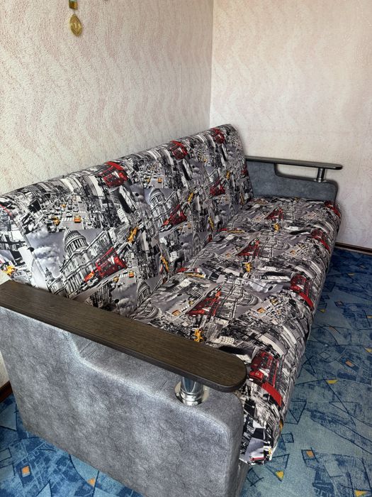 Срочно продам диван в отличном состоянии