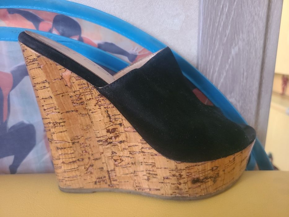 Шлепки  на платформе