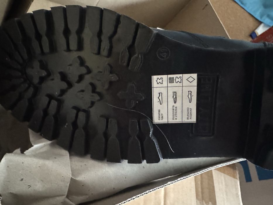 Продавам черни боти