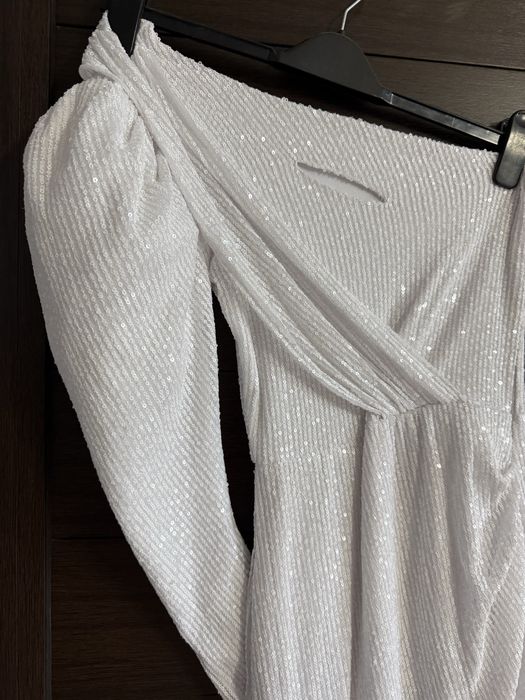 Бяла рокля с пайети и едно рама