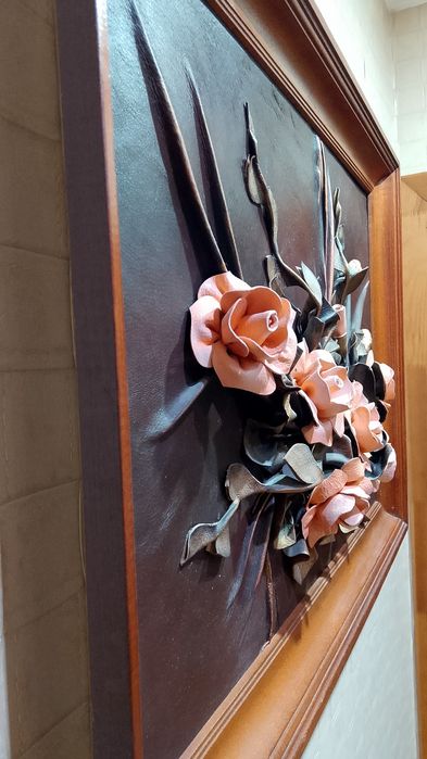 Панно кожаное в деревянной раме