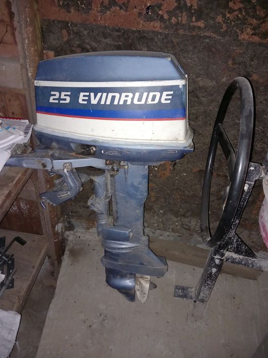 Barcă agrement cu motor 25 de cai