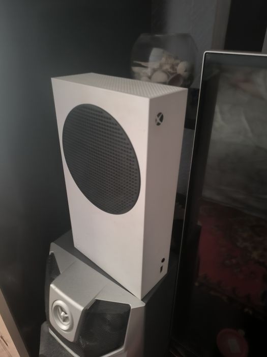 Продам Xbox series s с двумя геймпадами