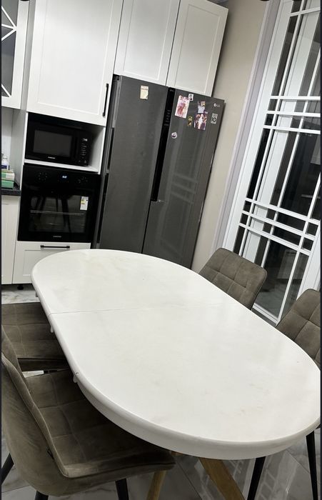 Продам кухонный стол со стульями