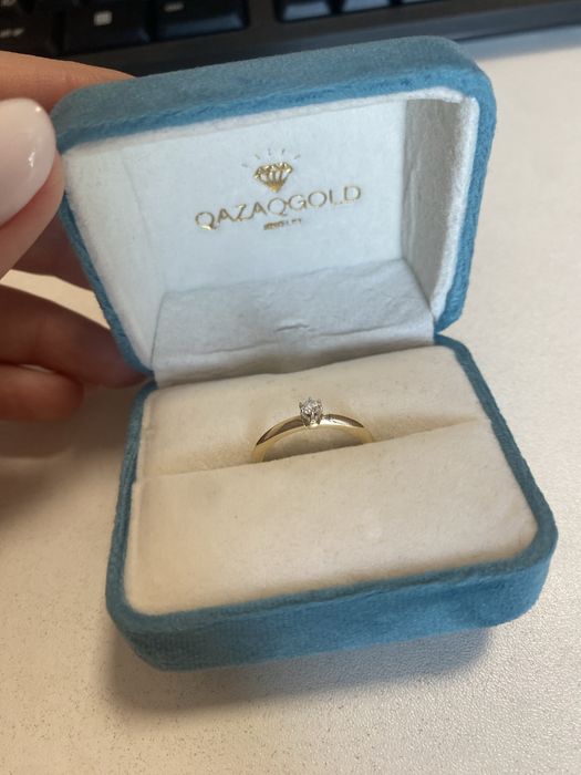 Золотое кольцо с камнем