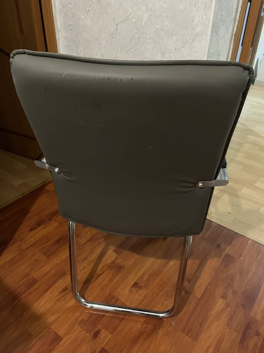 Стул офисный ,серого цвета