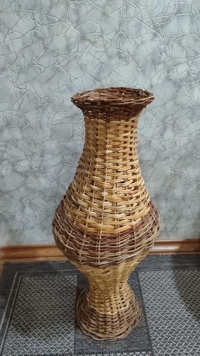 Плетеный кувшин интерьерный