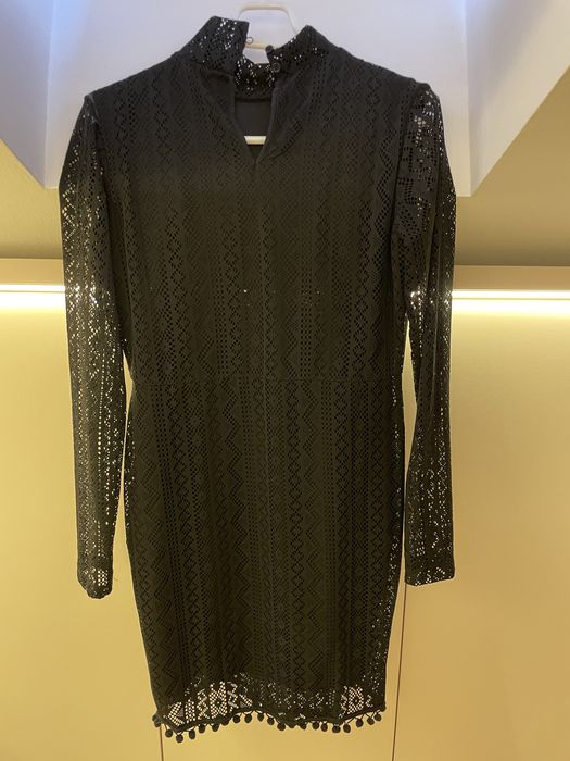 Rochie neagra cu ciucuri, model deosebit!