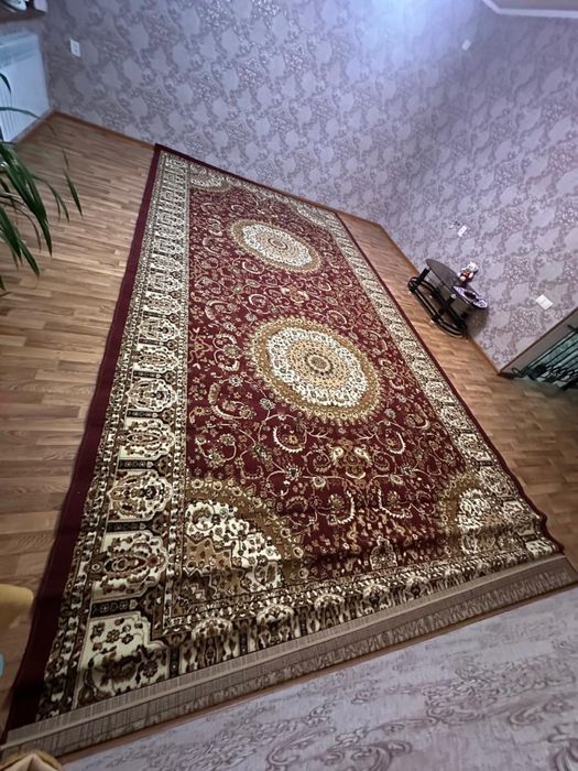 Ковры: красные и зеленый