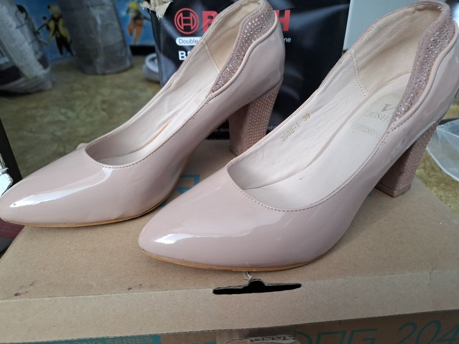 Продам  босоножки