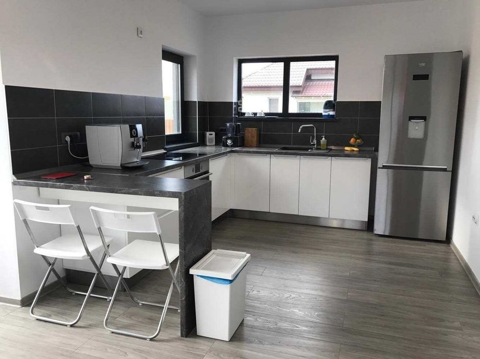 Mobila Decorama bucatarie 3.1m x 2.2m cu bar, MDF alb lucios + chiuveta compozit gratis