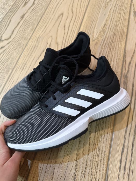 Спортивные кроссовки