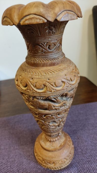 Vând vaza din lemn sculptata
