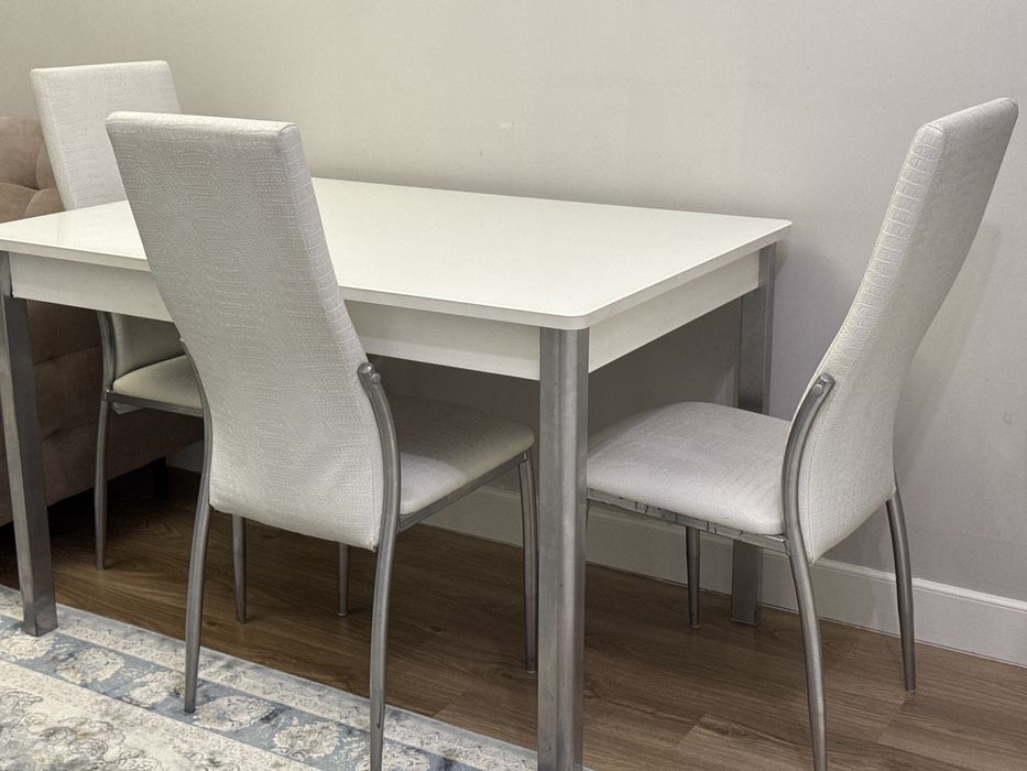 Кухонный стол и стулья