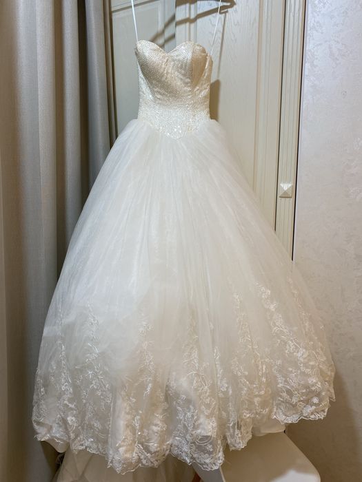 Шикарное платье цвета Ivory